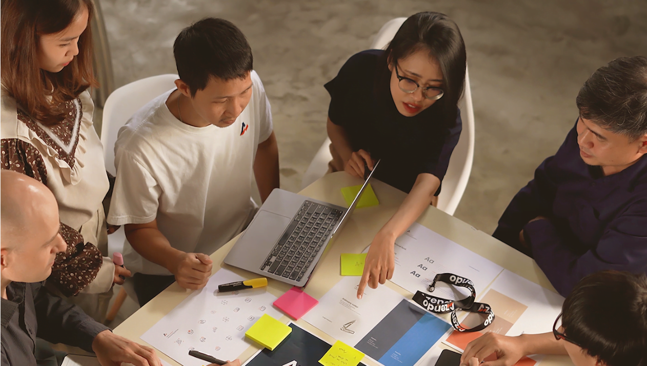 Blog_hero-banner_people-work-around-table_1262x714px